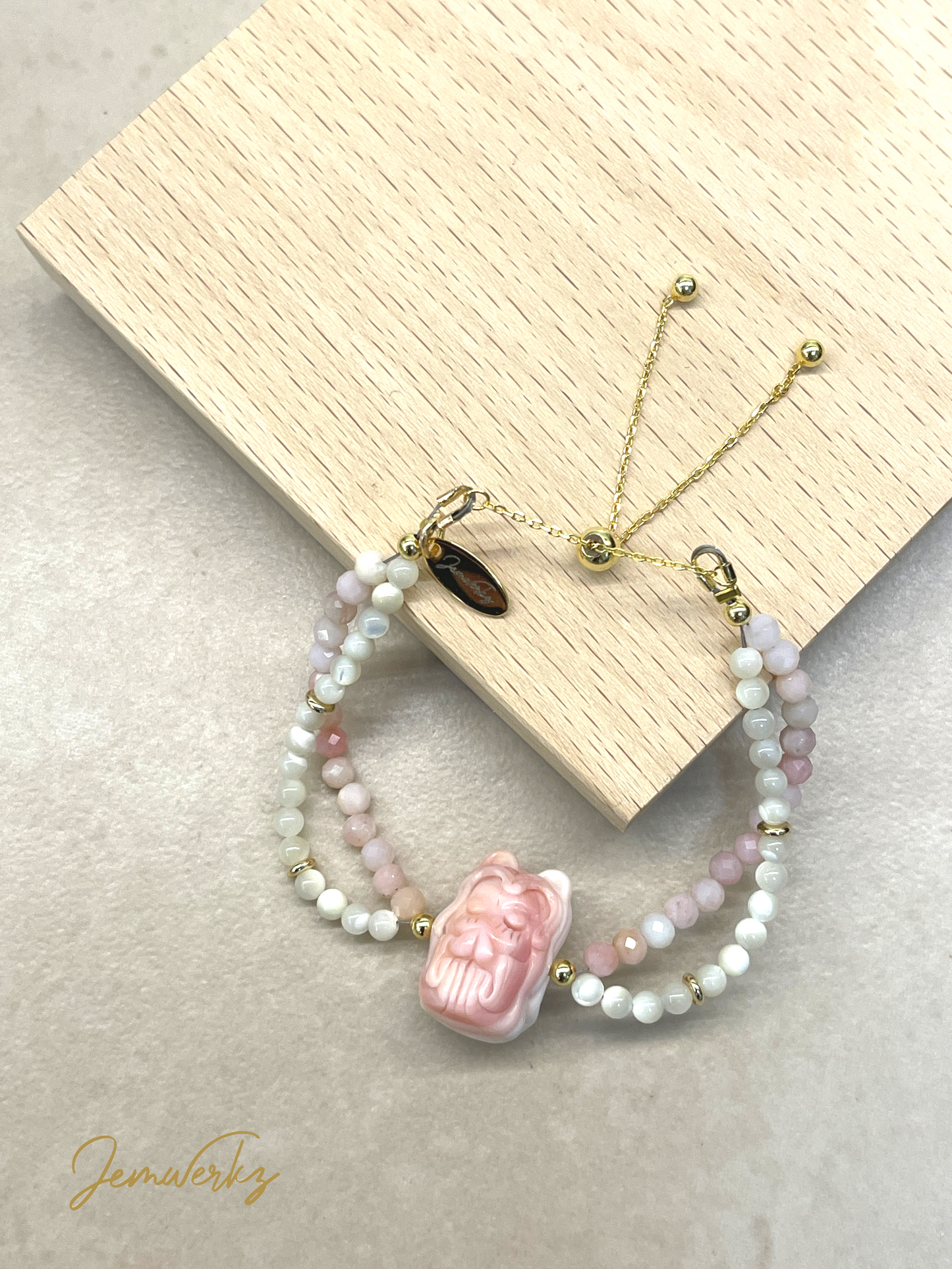 QUEENIE - Queen Conch Shell with Mother-of-Pearl Bracelet