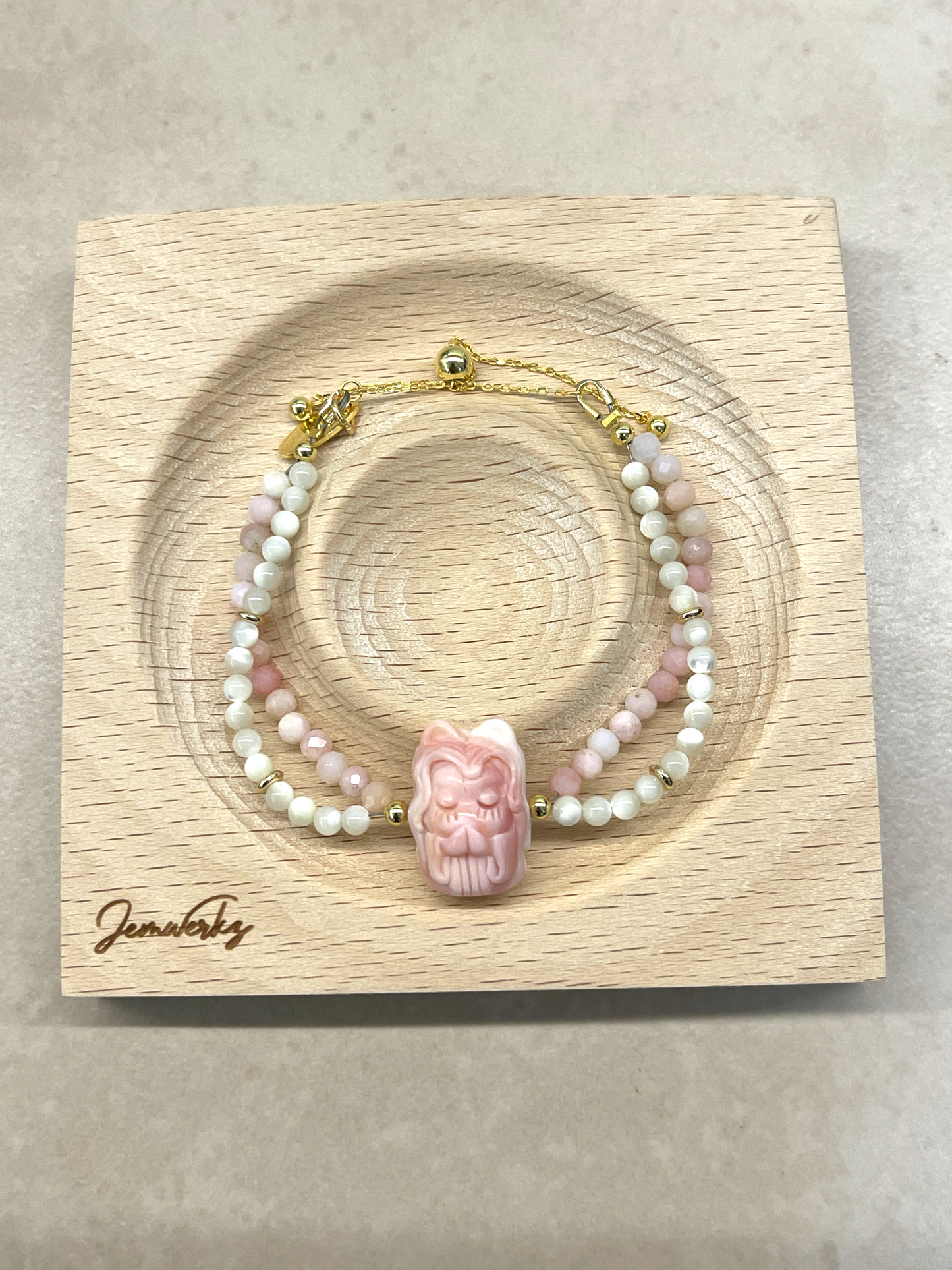 QUEENIE - Queen Conch Shell with Mother-of-Pearl Bracelet