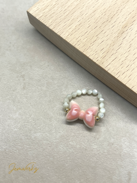 QUENTI - Queen Conch Shell Ribbon and Mother-of-Pearl Ring