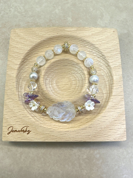 Load image into Gallery viewer, MADDOX FOX 1.1 - Moonstone 9-tailed Fox with Moonstone, Freshwater Pearls, Clear Quartz, Pearl Shell Flower and Swarovski Crystals Bracelet
